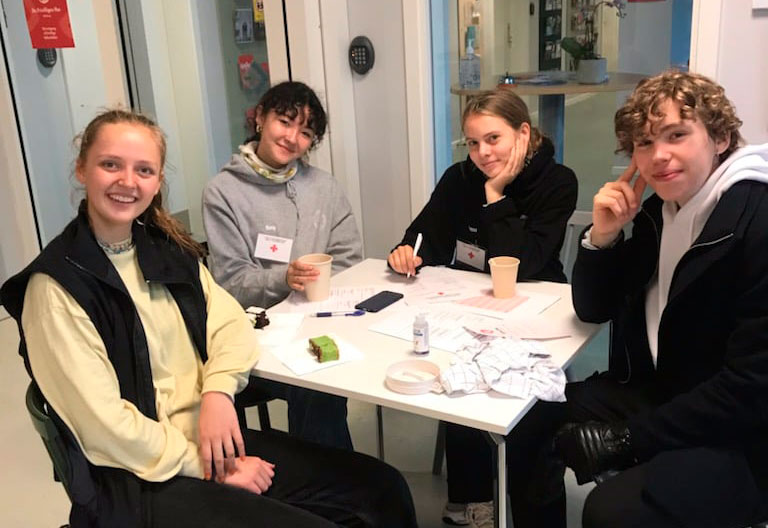 4 glade gymnasieindsamlere fra Aalborg Katedralskole (Viktor, Martine, Alma og Anna), som samlede ind i distrikt Vejgaard.